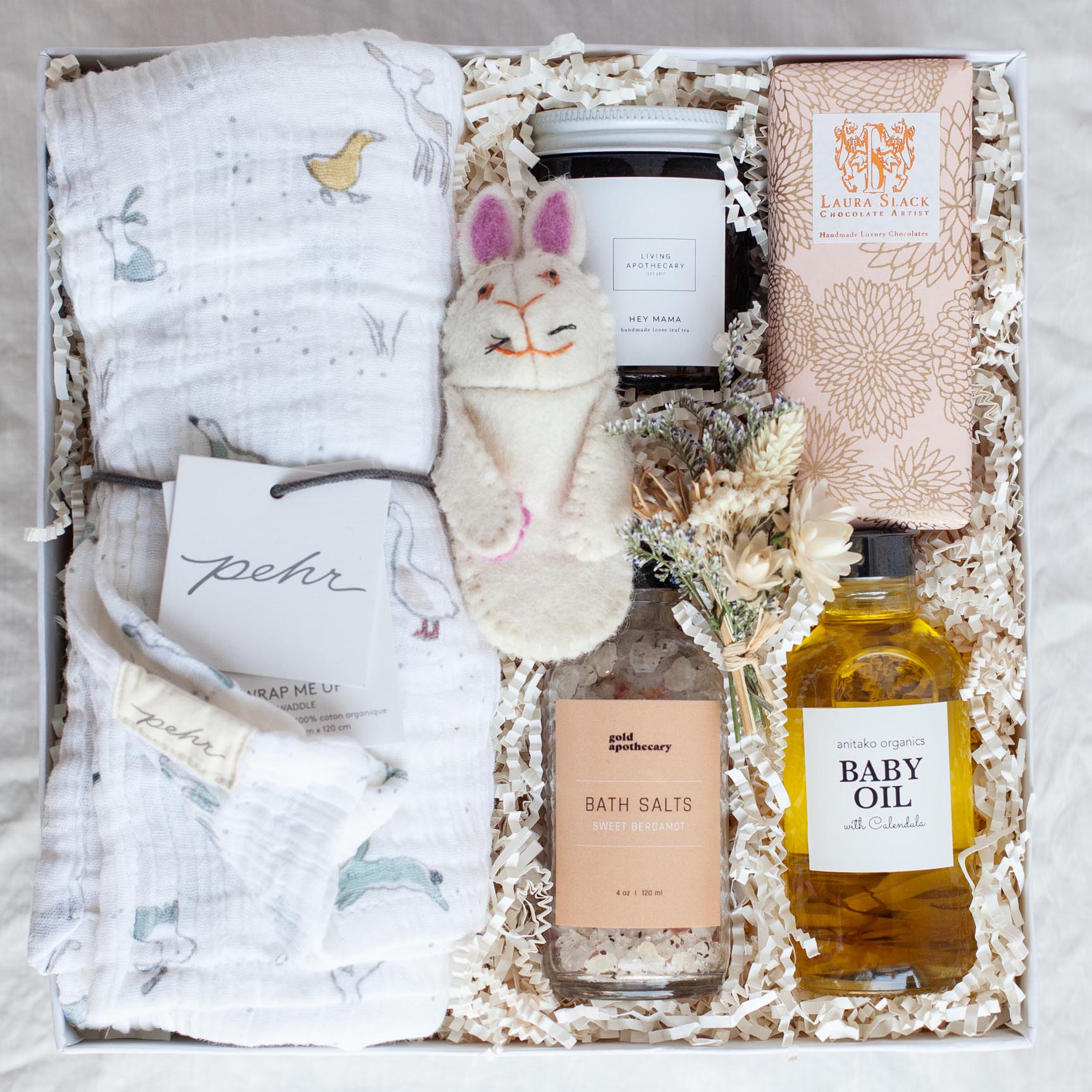 https://www.presentdaygifts.ca/cdn/shop/products/NewMom_BabyGiftBox_1_49c8b9f2-098b-4df3-8d30-8e045152afe2.jpg?v=1602615344